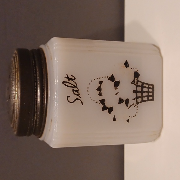 ORIGINAL Vintage Art Deco Milk Glass Basket Bouquet Salt & Pepper Shaker Set - Picture 9 of 11